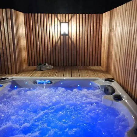 Maison Avec Piscine Chauffee & Jacuzzi בית נופש Fréjus